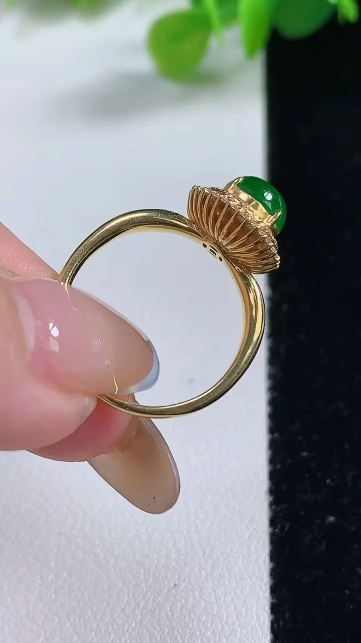 天然A货翡翠蛋面戒指，尺寸17.4-6.8-8.7，重量:2.47g2025年11月12日
工厂直销收藏佳品,种好水足，色泽均匀，有种有色，上手高大气！