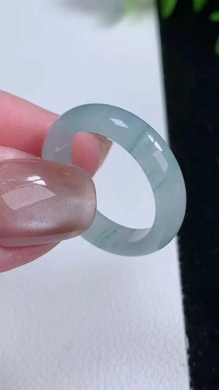 天然A货翡翠冰种飘花指环戒指，尺寸19.5-5.4-3.1，重量:3.57g2025年11月12日
