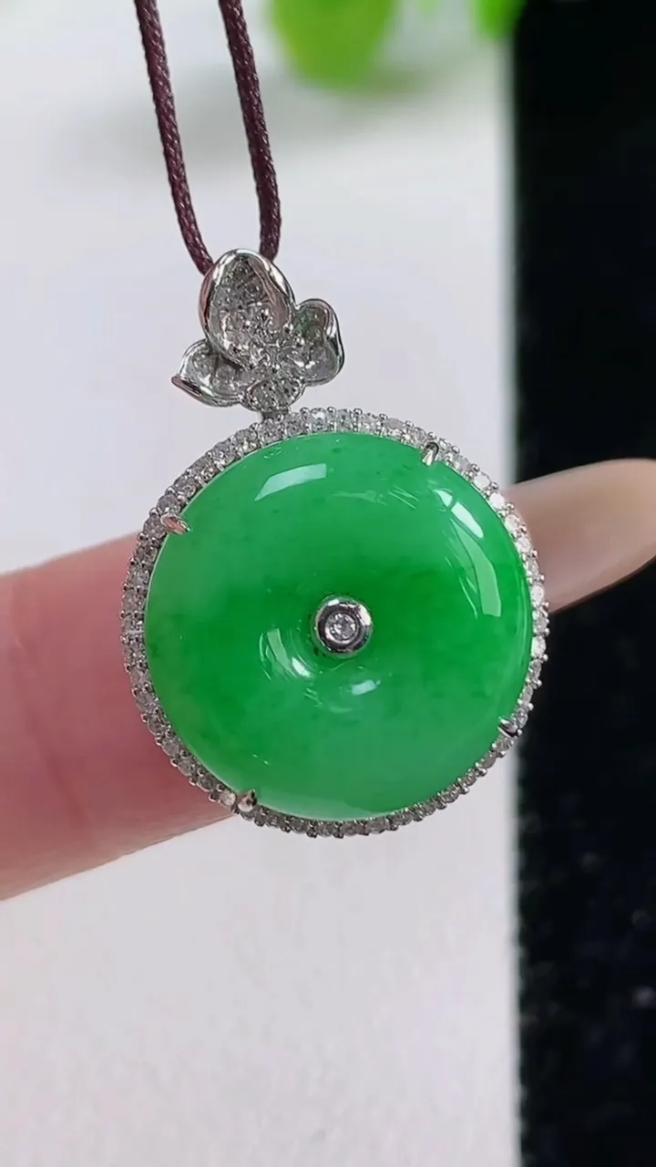 天然A货翡翠平安扣吊坠，尺寸23.8-17-8.3裸石14.8，重量:4.12g
11月12日