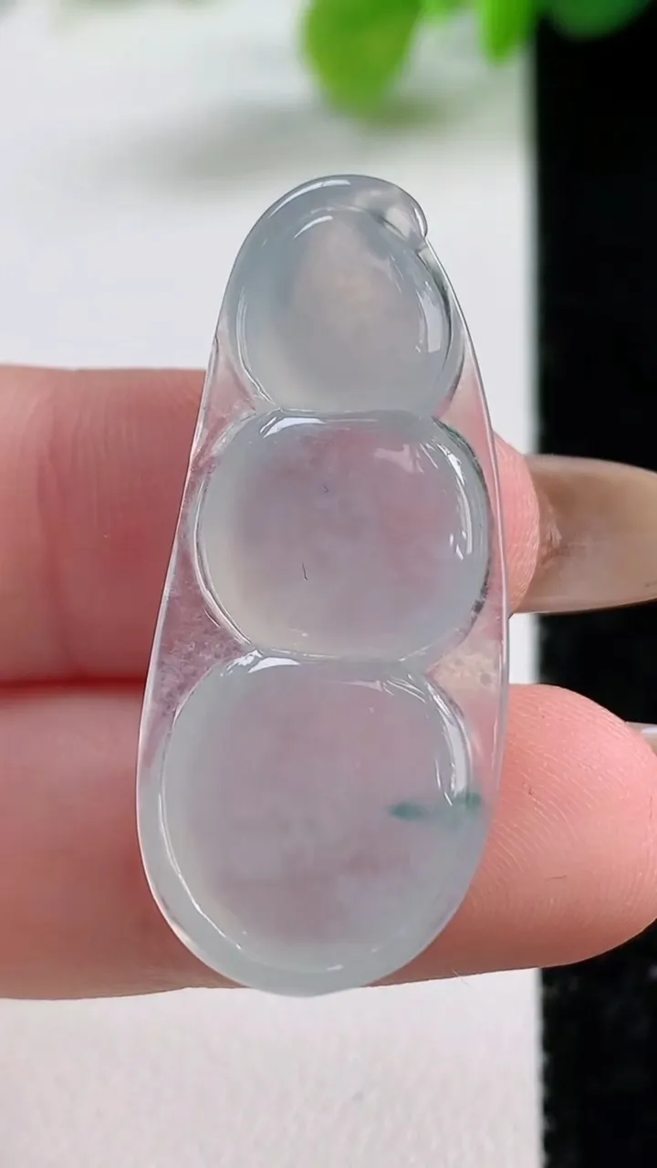 天然A货翡翠冰种飘花福豆镶嵌件，尺寸35.6-15.2-6，重量:5.52g
11月12日