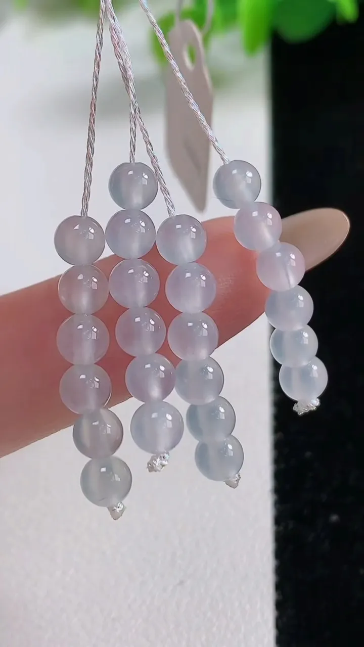 天然A货翡翠圆珠吊坠一手，尺寸4.6，重量:3.58g
11月12日