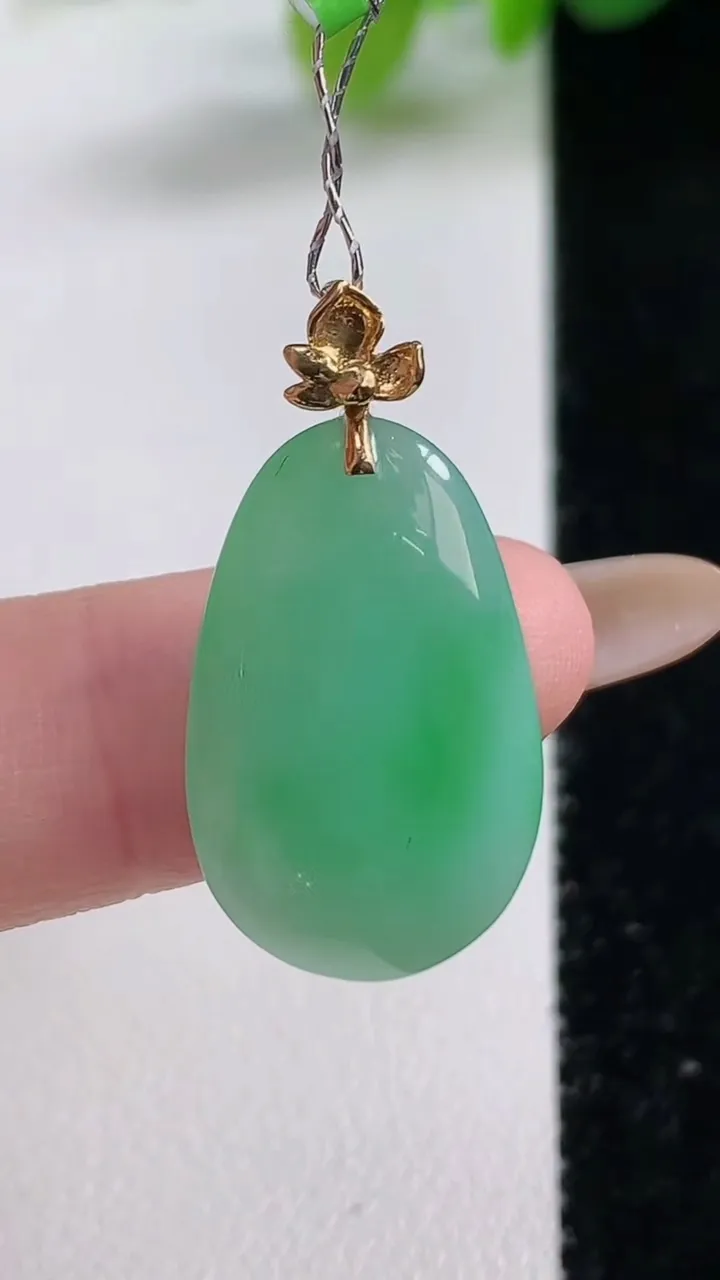 天然A货翡翠福瓜吊坠，尺寸23.2-14-5.1，重量:3.32g
11月12日