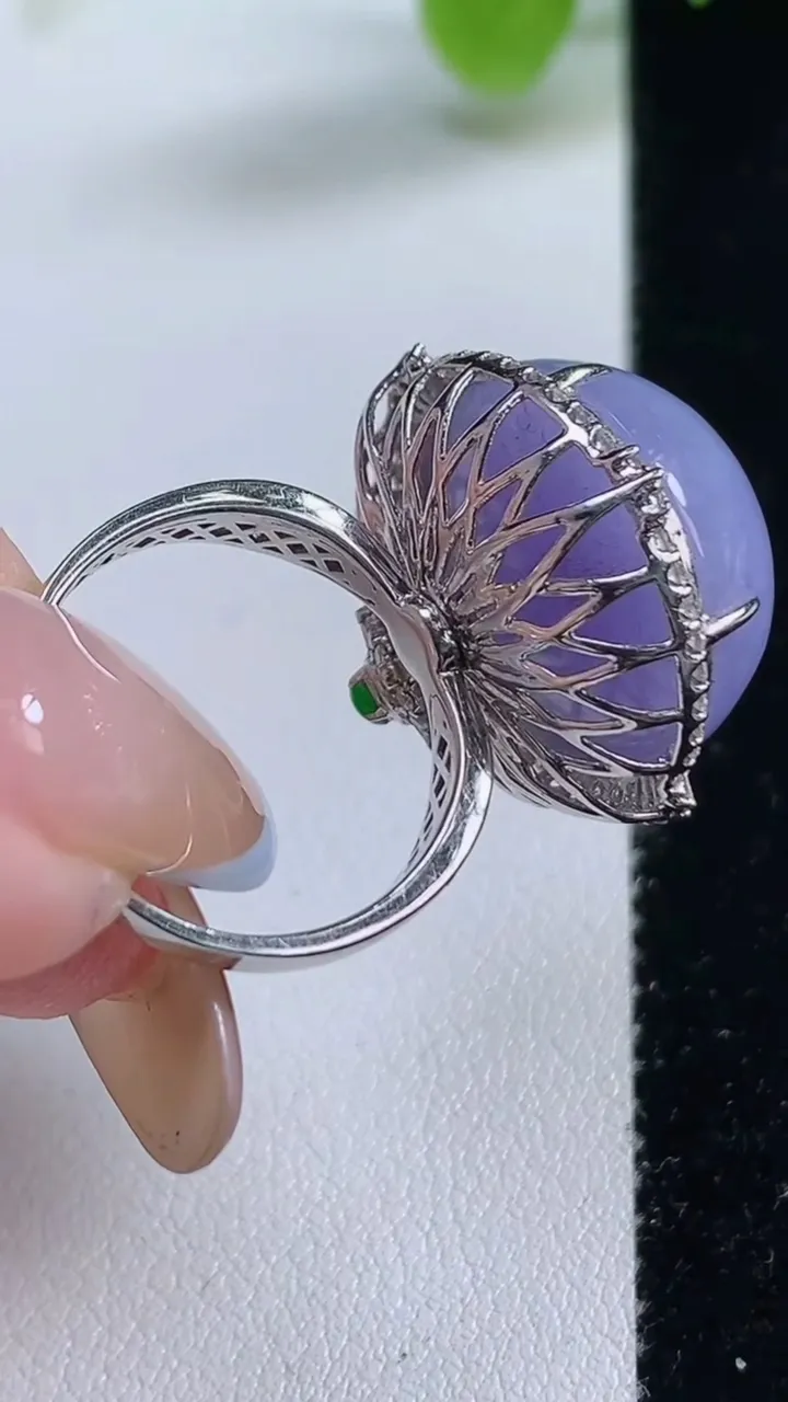 天然A货翡翠种紫罗兰蛋面戒指，尺寸17.7-18.8-17，重量:10.80g2025年11月12日
工厂直销收藏佳品,种好水足，色泽均匀，有种有色，上手高大气！
