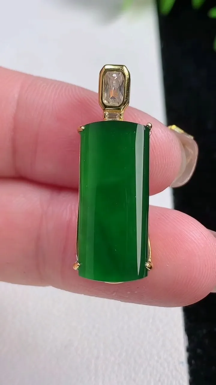 天然A货翡翠无事牌吊坠，尺寸31.7-23.3-10.3-5，重量:2.87g
11月12日