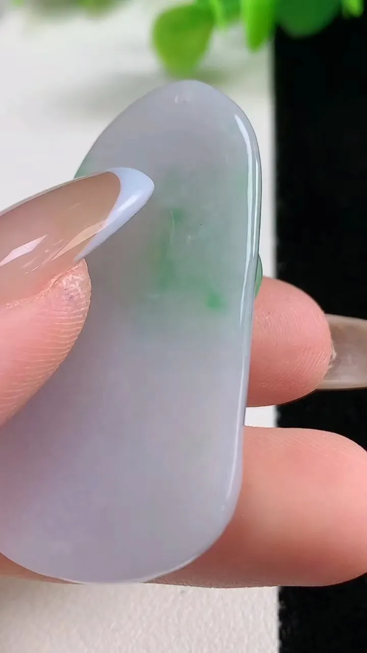 天然A货翡翠大势至观音菩萨吊坠，尺寸48-24-6.7，重量:15.86g
11月12日