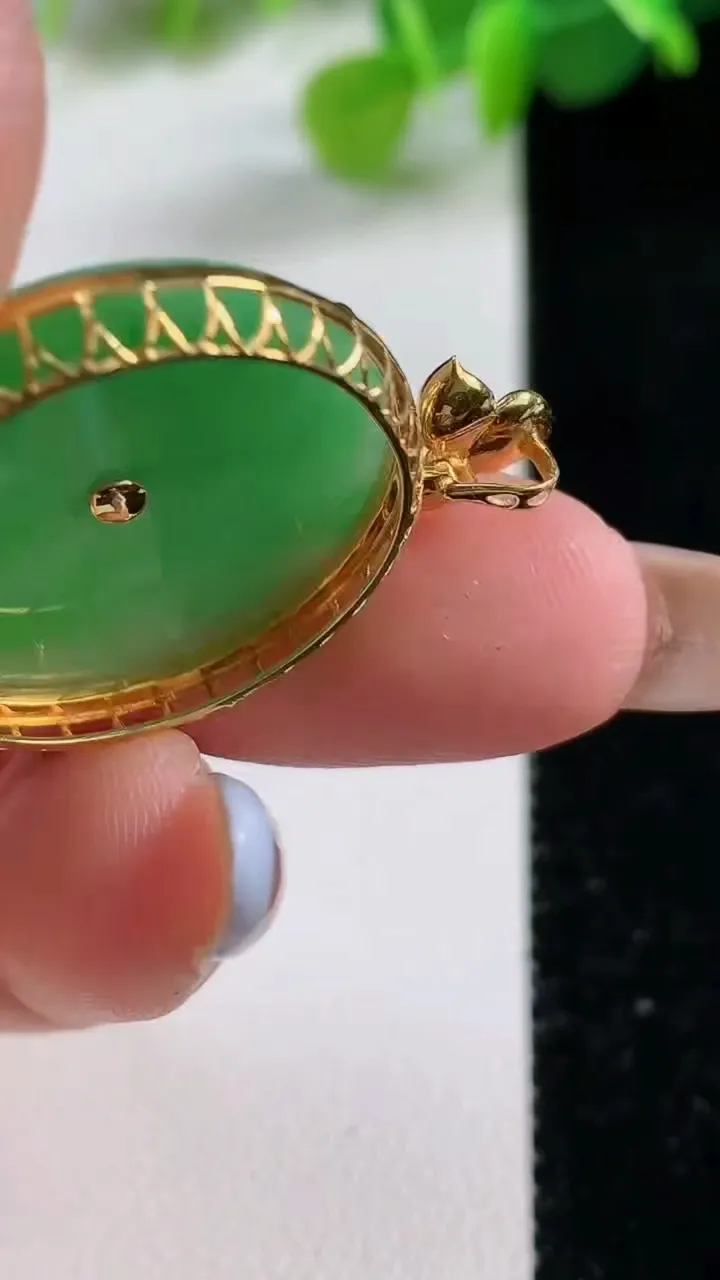 天然A货翡翠平安扣吊坠，尺寸32.8-25-6裸石23.8，重量:4.43g
11月12日