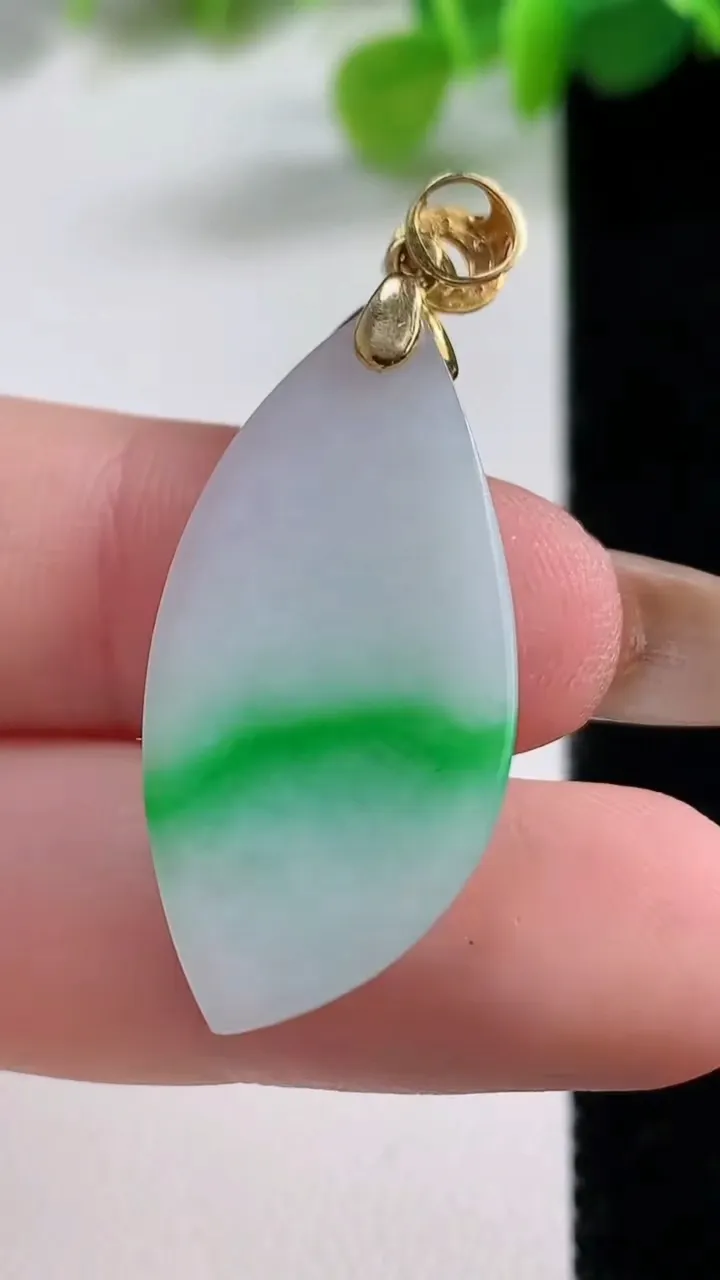 天然A货翡翠随形吊坠，尺寸31.6-15.6-3.8，重量:4.96g
11月12日