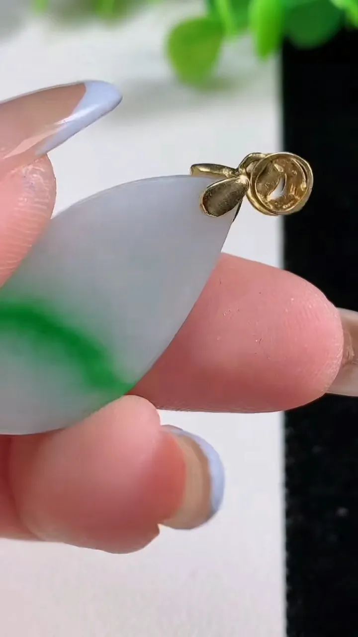 天然A货翡翠随形吊坠，尺寸31.6-15.6-3.8，重量:4.96g
11月12日