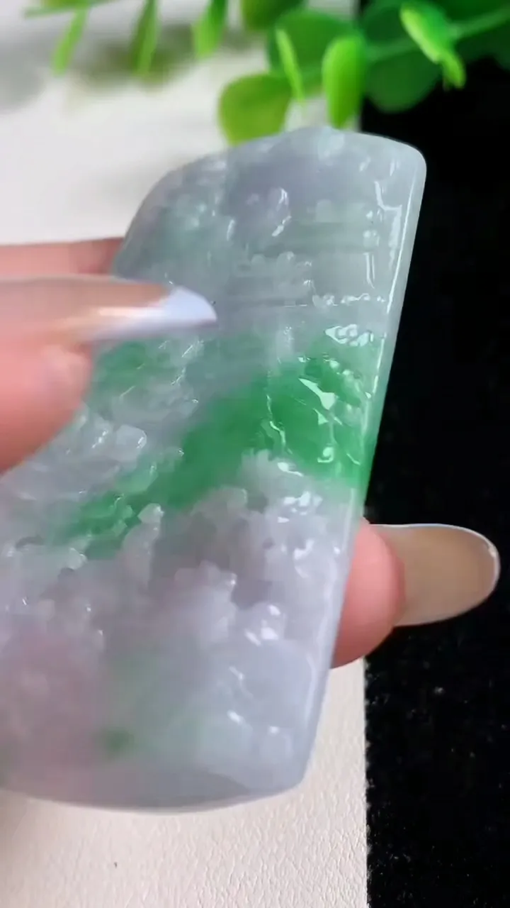 天然A货翡翠山水牌吊坠，尺寸62.4-41.8-6.2，重量:34.26g
11月12日