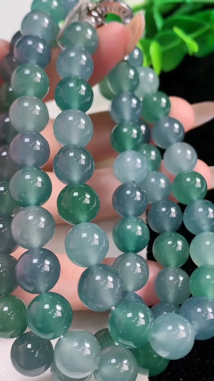 天然A货翡翠圆珠项链68颗，尺寸9.8，重量:114.58g11月12日
工厂直销收藏佳品,种好水足，色泽均匀，有种有色，上手高大气！