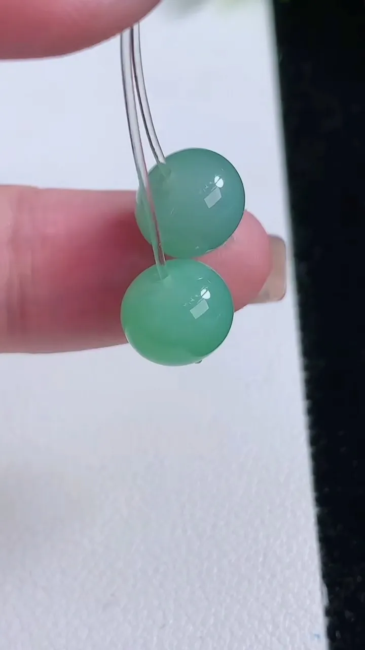 天然A货翡翠路路通吊坠一对，尺寸9.4-7.3，重量:2.76g
11月12日