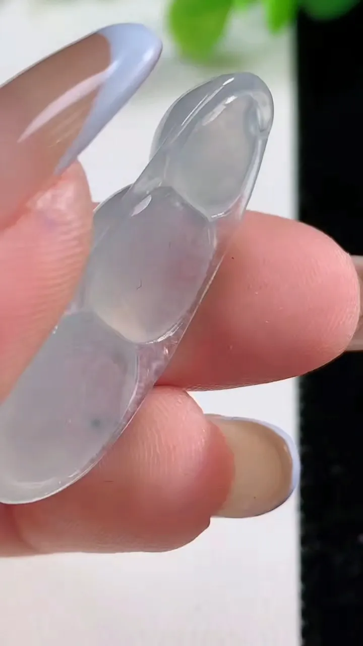 天然A货翡翠冰种飘花福豆镶嵌件，尺寸35.6-15.2-6，重量:5.52g
11月12日