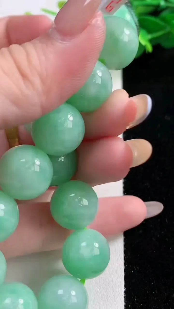 天然A货翡翠圆珠手串15颗，尺寸14.5，重量:81.46g11月12日
工厂直销收藏佳品,种好水足，色泽均匀，有种有色，上手高大气！