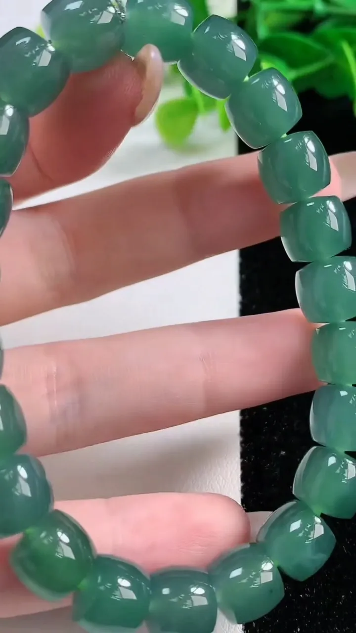 天然A货翡翠种蓝水路路通手串22颗，尺寸7.6-9.8，重量:40.05g11月12日
工厂直销收藏佳品,种好水足，色泽均匀，有种有色，上手高大气！