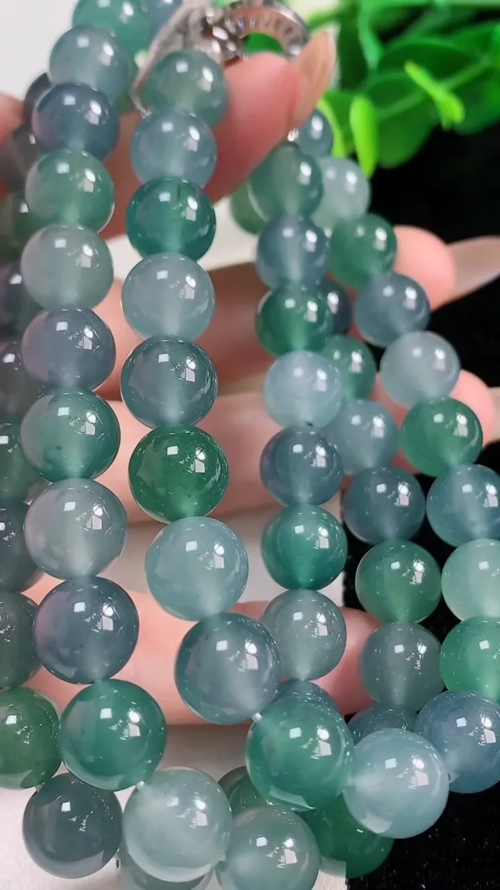 天然A货翡翠圆珠项链68颗，尺寸9.8，重量:114.58g11月12日
工厂直销收藏佳品,种好水足