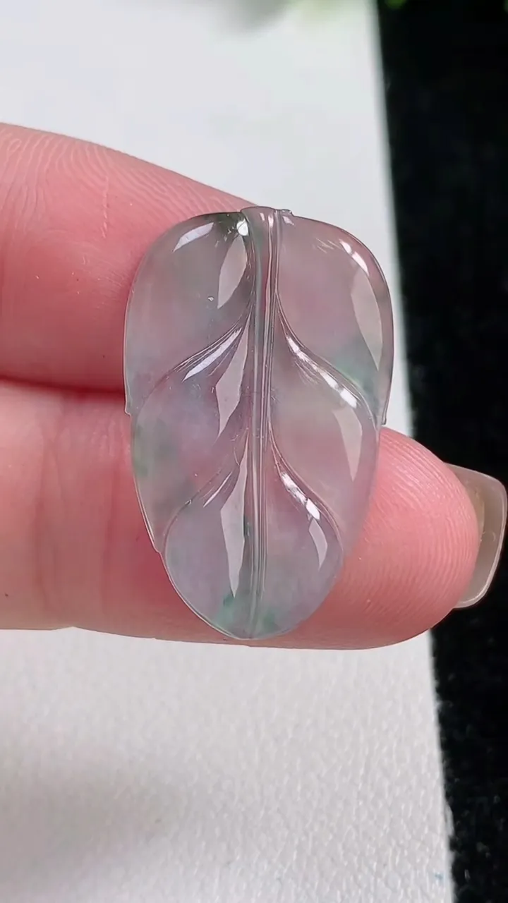 天然A货翡翠冰种飘花金枝玉叶 叶子镶嵌件，尺寸26.8-17-1.7，重量:1.78g
11月12日