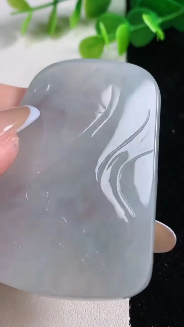 天然A货翡翠大势至观音菩萨吊坠，尺寸61-46.4-7.2，重量:43.05g
11月12日