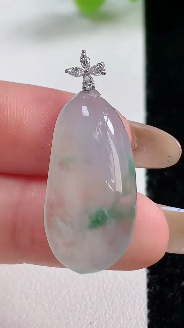 天然A货翡翠种飘花福瓜吊坠，尺寸27.8-14.2-5.7，重量:4.49g
11月12日