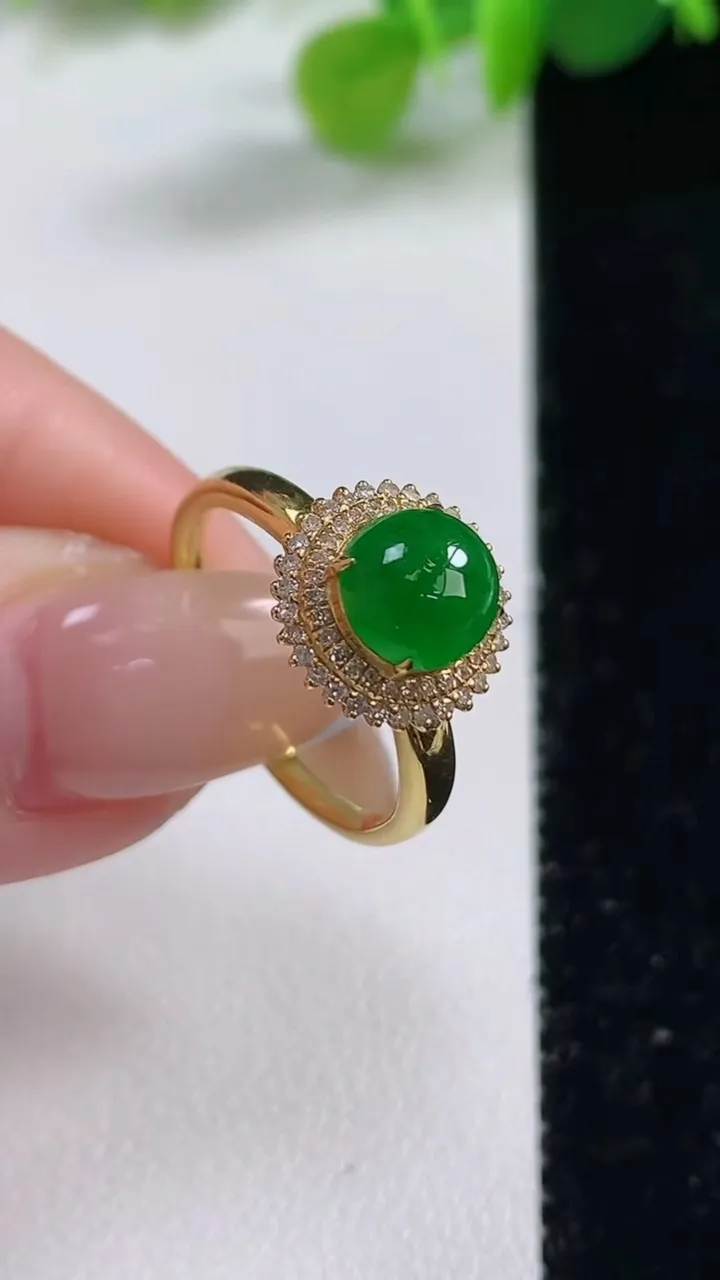 天然A货翡翠蛋面戒指，尺寸17.4-6.8-8.7，重量:2.47g2025年11月12日
工厂直销收藏佳品,种好水足，色泽均匀，有种有色，上手高大气！