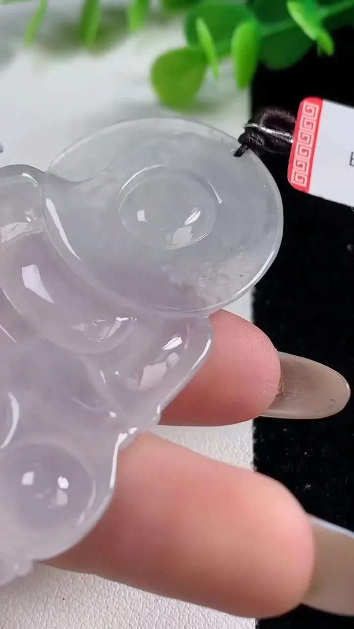 天然A货翡翠种白冰正装观音菩萨吊坠，尺寸64.4-10.2-7，重量:29.93g
11月12日