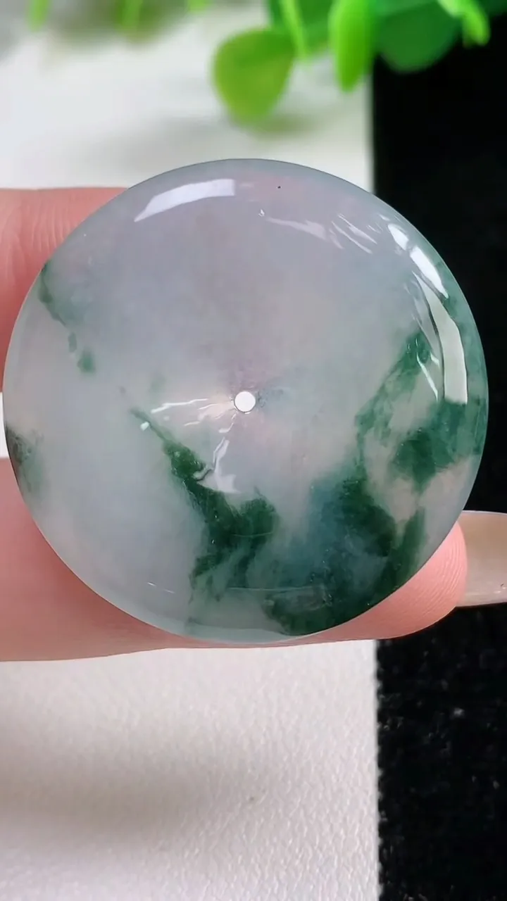 天然A货翡翠冰种飘花平安扣吊坠，尺寸34.4-5.4，重量:13.31g
11月12日