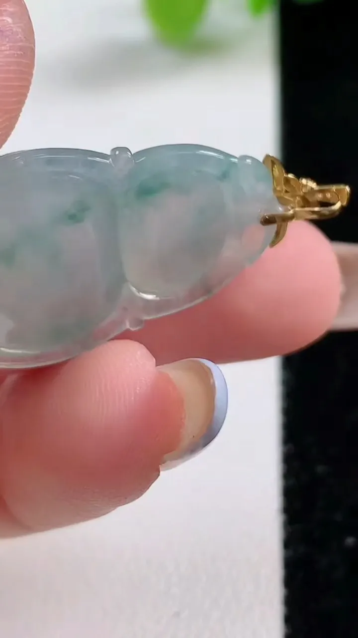 天然A货翡翠种飘花葫芦吊坠，尺寸29.7-19-6.6，重量:6.01g
11月12日