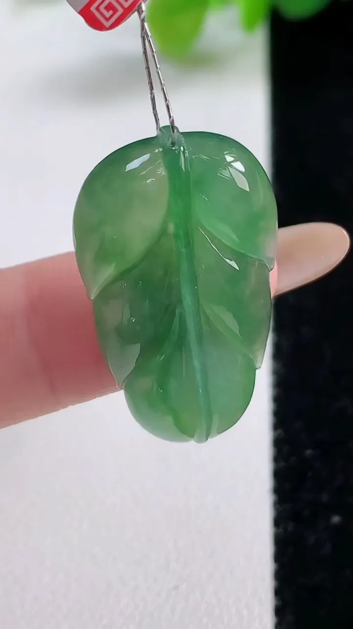天然A货翡翠金枝玉叶 叶子镶嵌件，尺寸28.4-17-4.5，重量:4.35g
11月12日