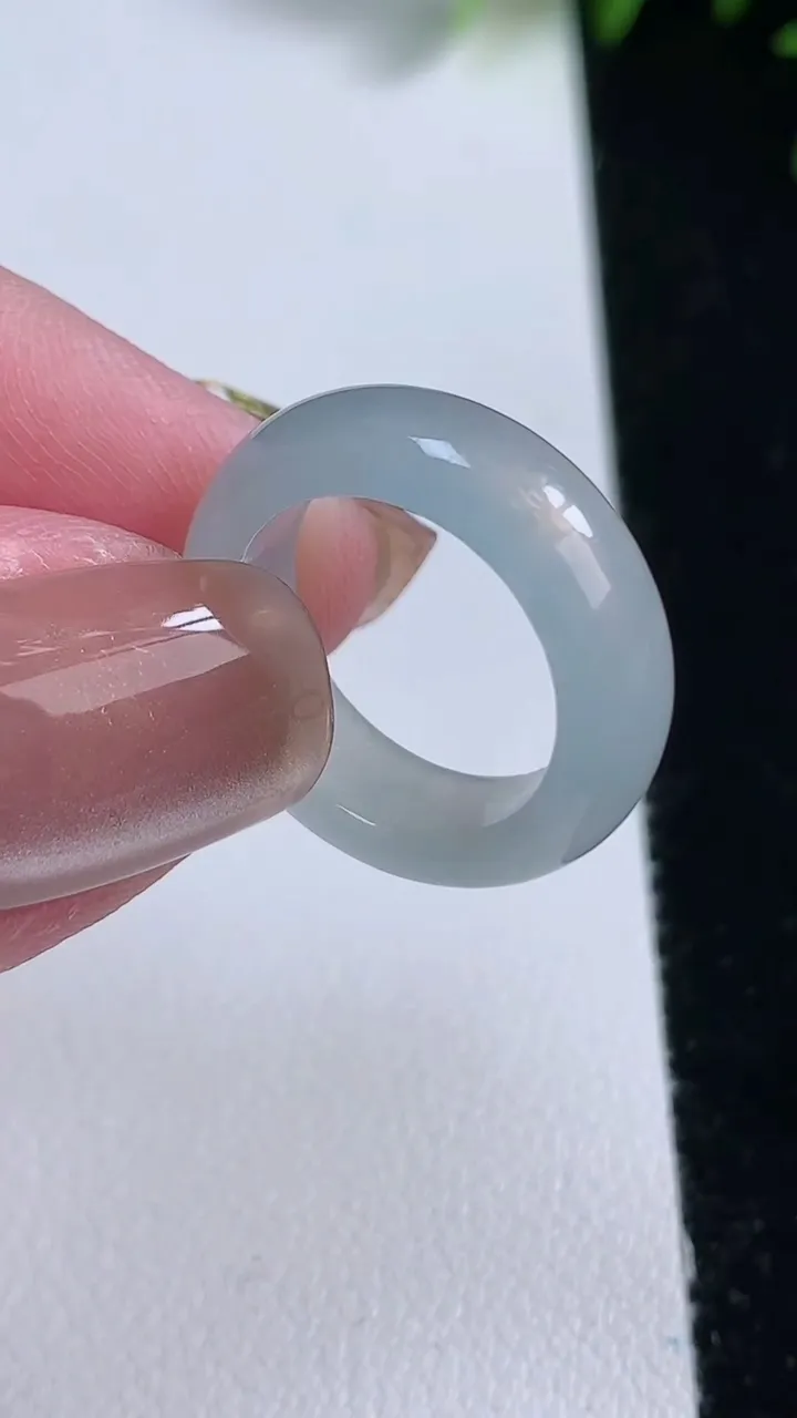 天然A货翡翠指环戒指，尺寸15.5-6-3，重量:3.36g2025年11月12日
工厂直销收藏佳品,种好水足，色泽均匀，有种有色，上手高大气！