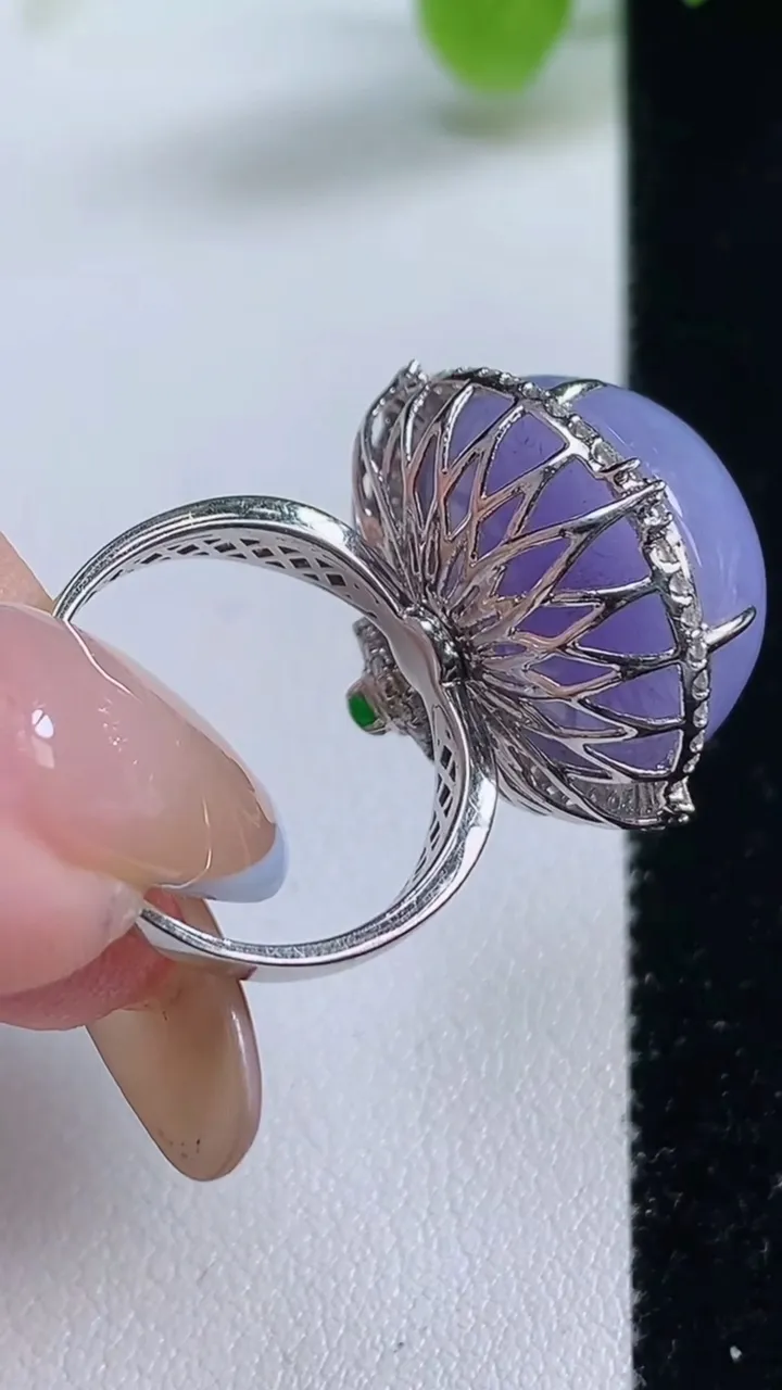 天然A货翡翠种紫罗兰蛋面戒指，尺寸17.7-18.8-17，重量:10.80g2025年11月12日
工厂直销收藏佳品,种好水足，色泽均匀，有种有色，上手高大气！
