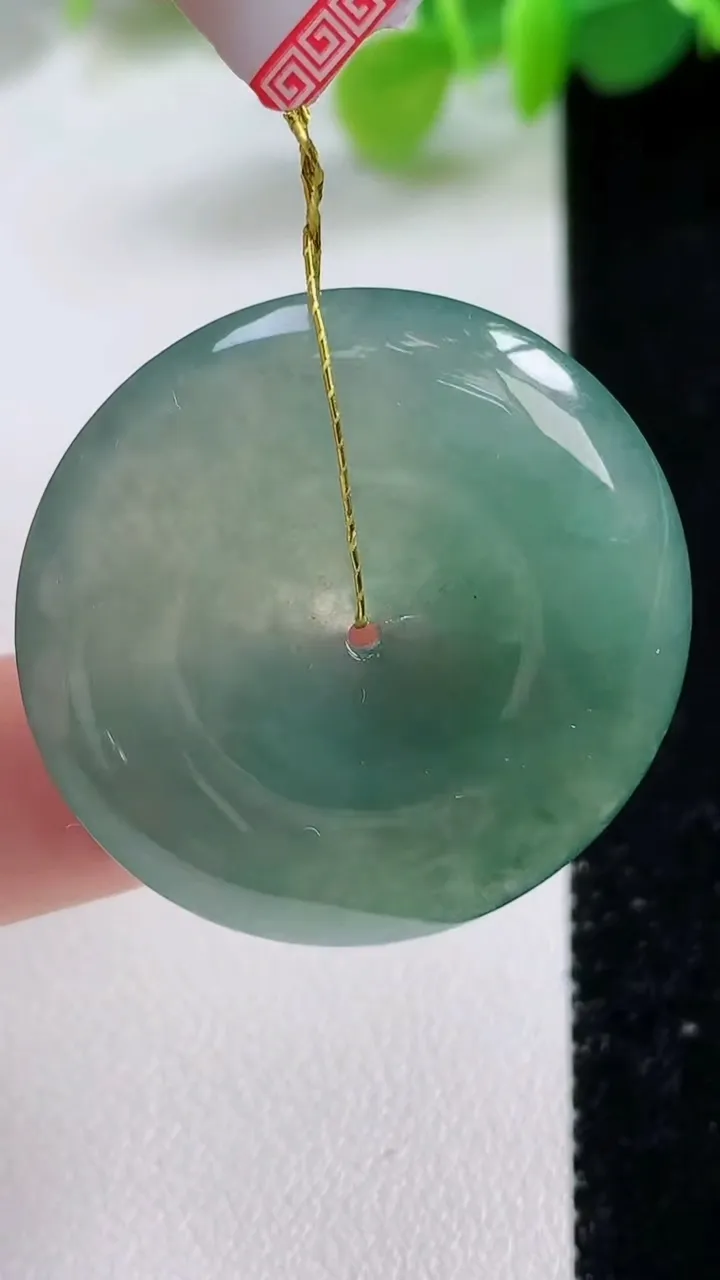 天然A货翡翠平安扣吊坠，尺寸32-5.8，重量:12.23g
11月12日