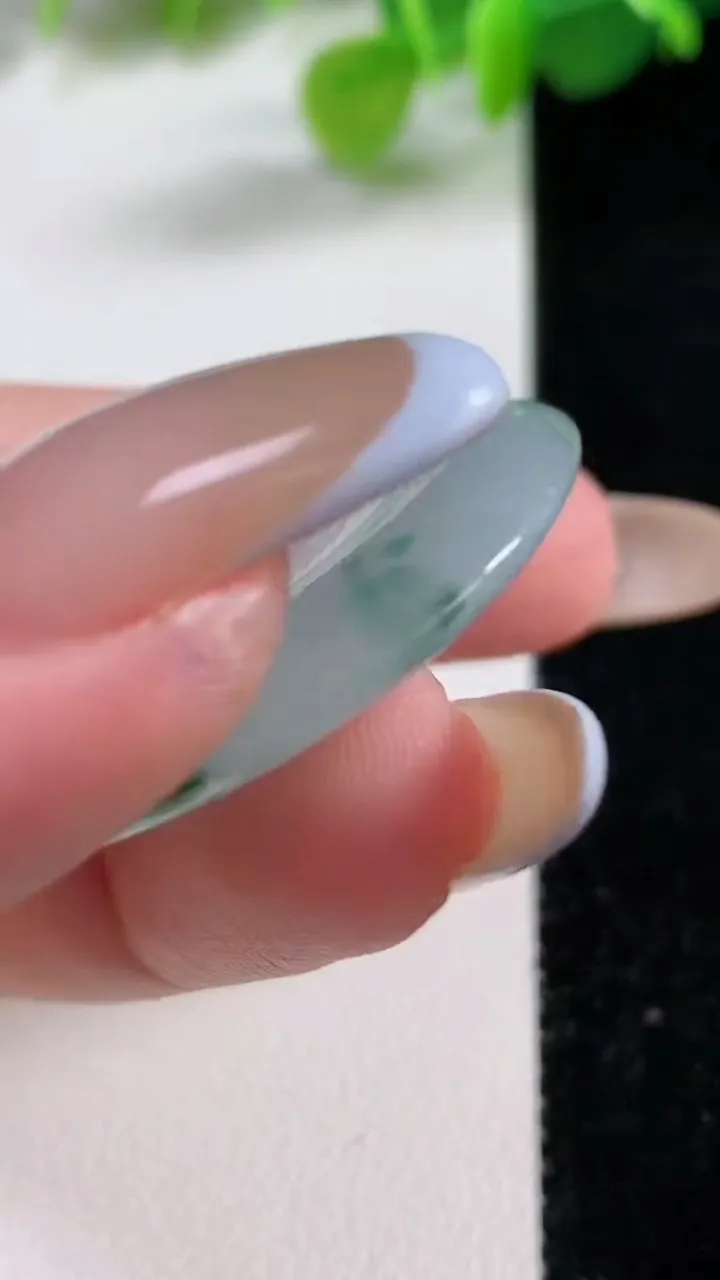 天然A货翡翠冰种飘花平安扣吊坠，尺寸34.4-5.4，重量:13.31g
11月12日