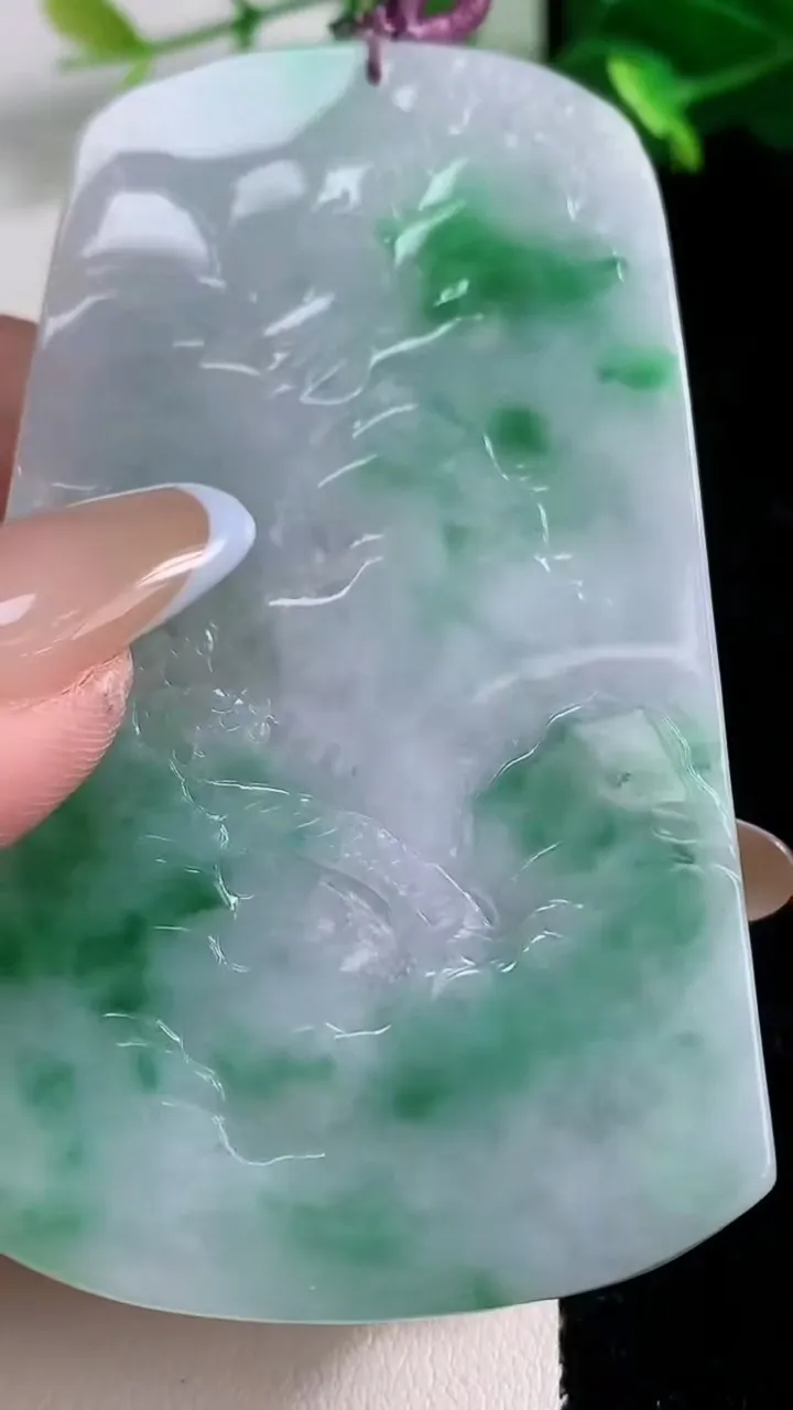 天然A货翡翠山水牌吊坠，尺寸75.4-46.3-7.4，重量:50.79g
11月12日