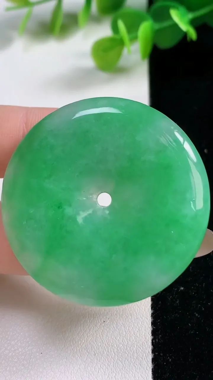 天然A货翡翠平安扣吊坠，尺寸42-5.8，重量:21.87g
11月12日