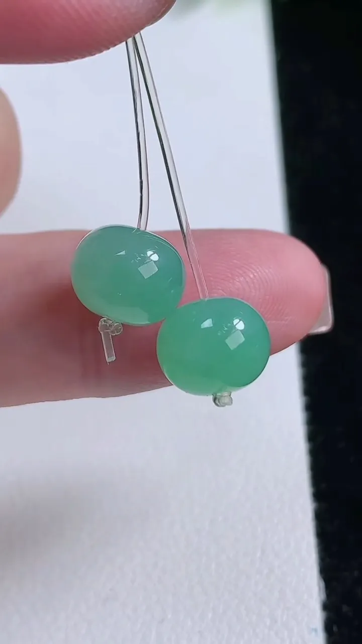 天然A货翡翠路路通吊坠一对，尺寸9.4-7.3，重量:2.76g
11月12日