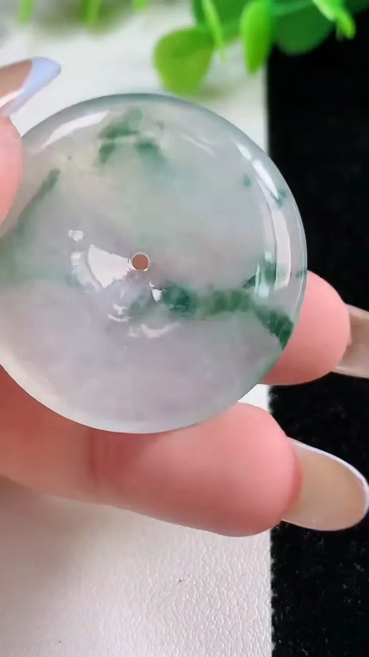 天然A货翡翠冰种飘花平安扣吊坠，尺寸34.7-5.4，重量:13.77g
11月12日