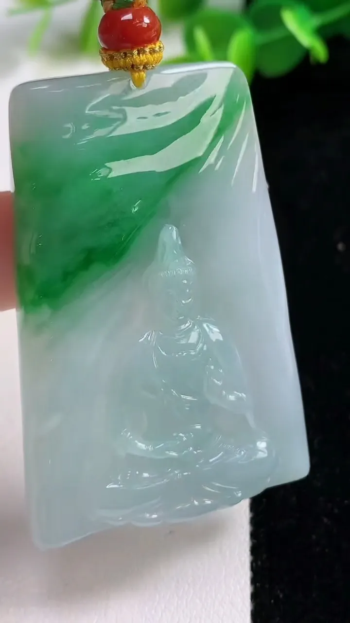 天然A货翡翠观音菩萨吊坠，尺寸53.7-35.7-7.2，重量:32.60g
11月12日