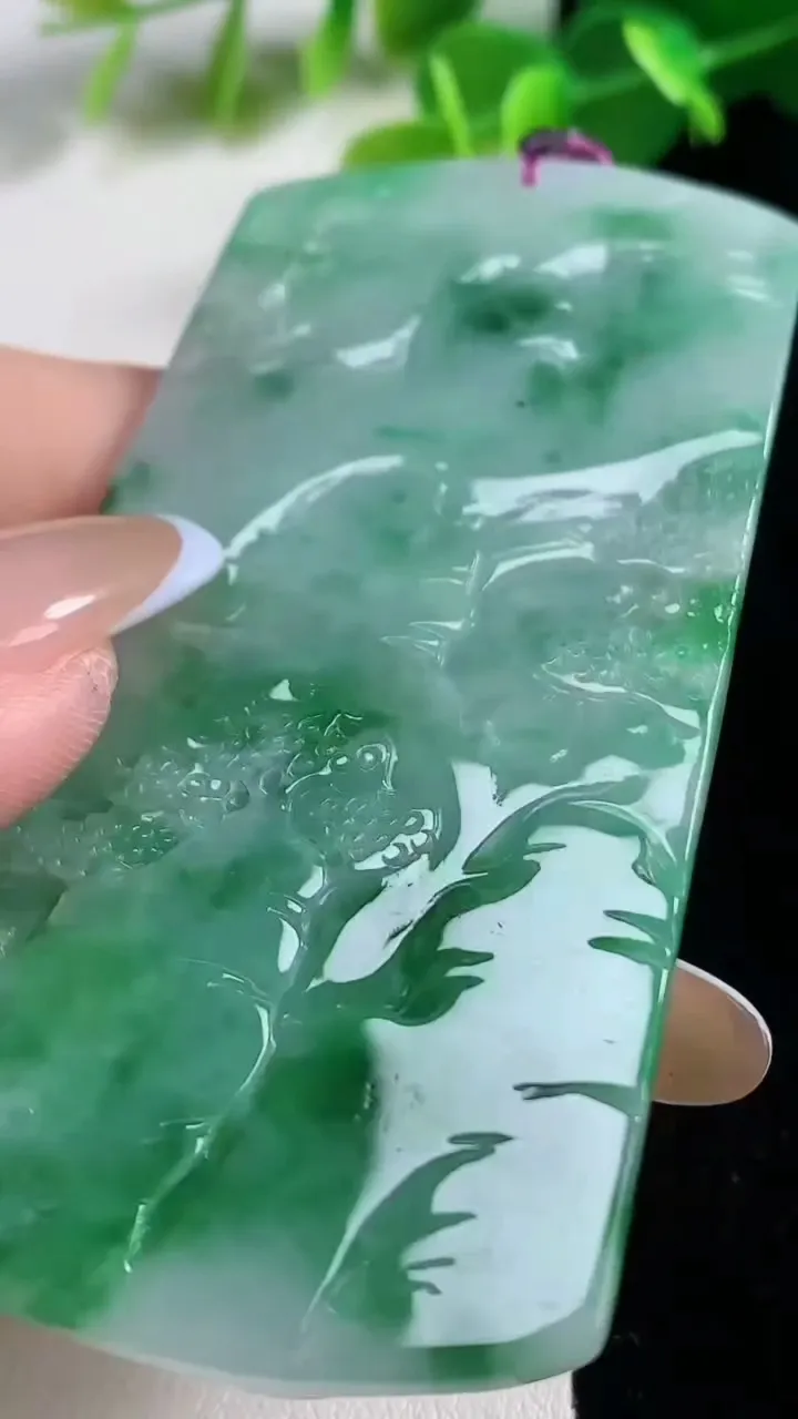 天然A货翡翠山水牌吊坠，尺寸76-40-6.4，重量:44.23g
11月12日