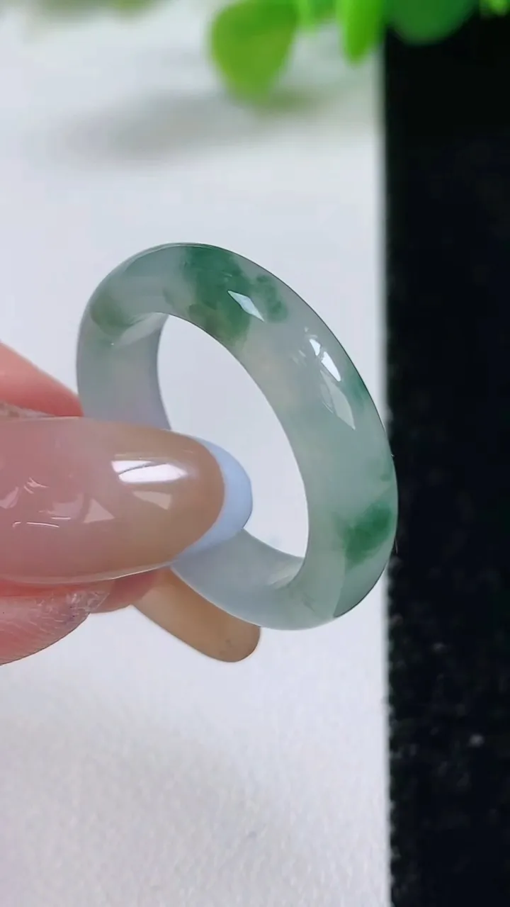 天然A货翡翠冰种飘花指环 戒指，尺寸17.8-5.4-3.3，重量:4.23g2025年11月12日
工厂直销收藏佳品,种好水足，色泽均匀，有种有色，上手高大气！