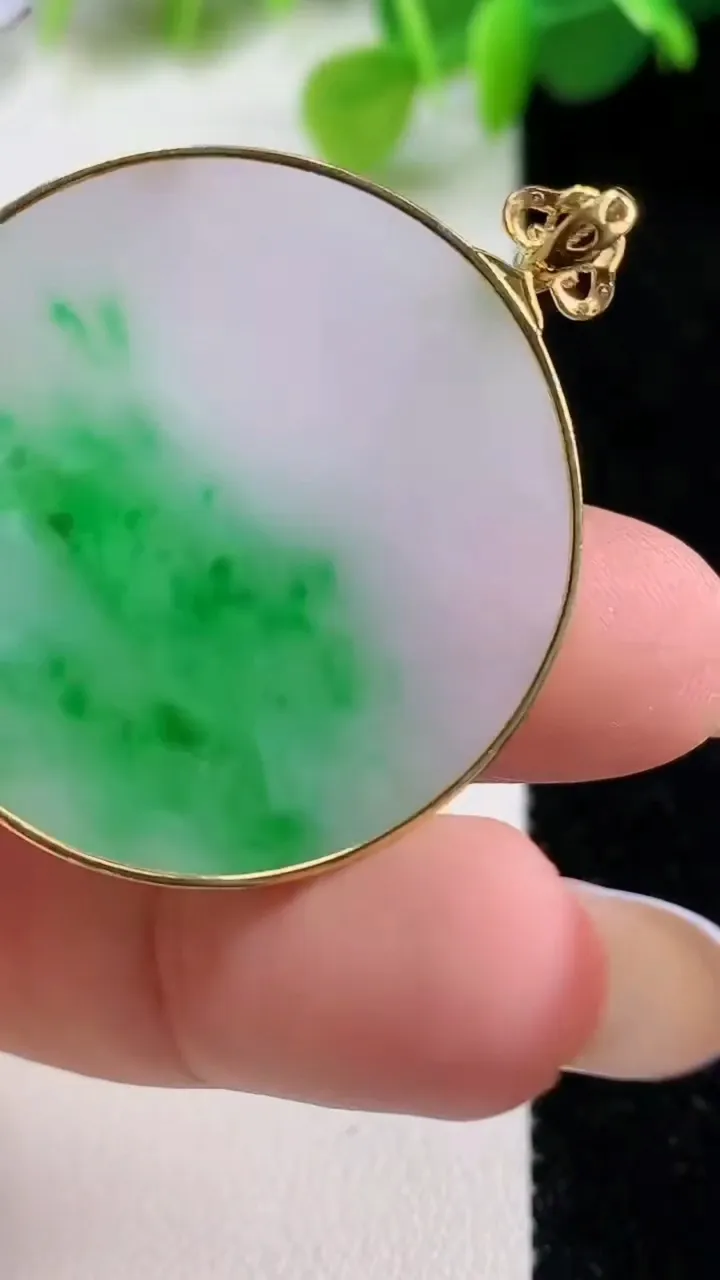 天然A货翡翠无事牌吊坠，尺寸32.6-2.7，重量:8.85g
11月12日