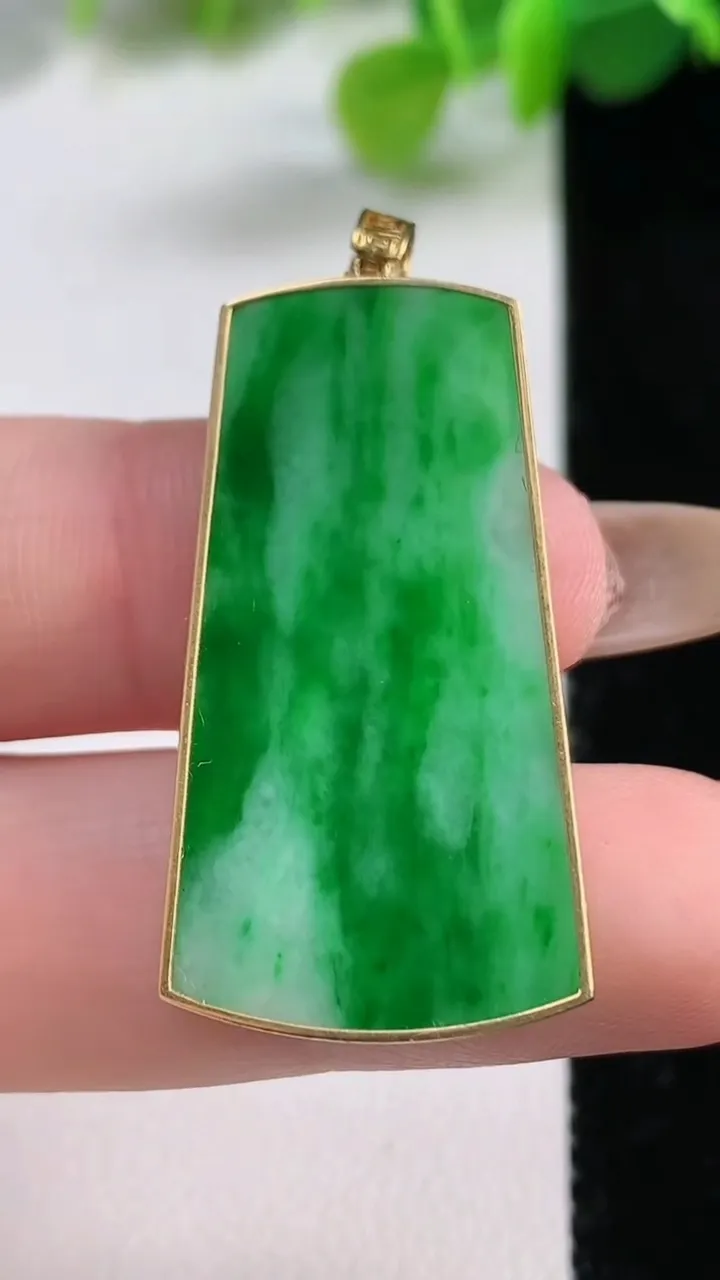 天然A货翡翠无事牌吊坠，尺寸34.5-18.6-2.7，重量:4.47g
11月12日