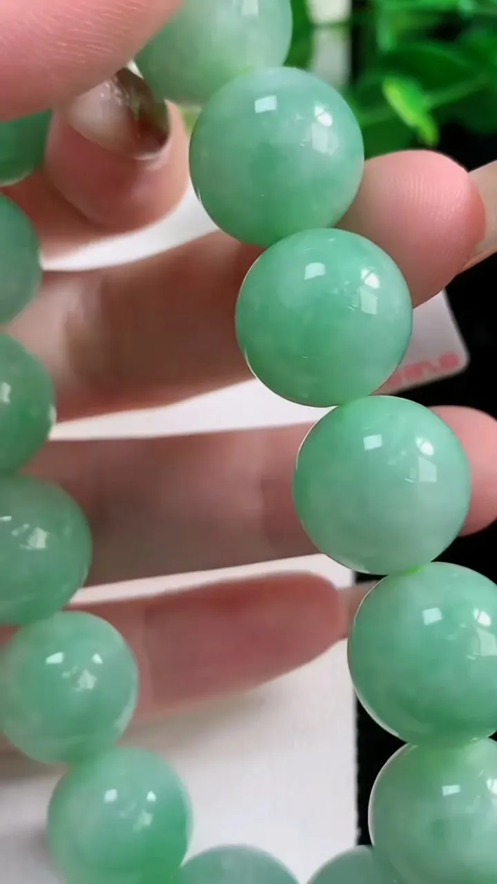 天然A货翡翠圆珠手串15颗，尺寸14.5，重量:81.46g11月12日
工厂直销收藏佳品,种好水足，色泽均匀，有种有色，上手高大气！