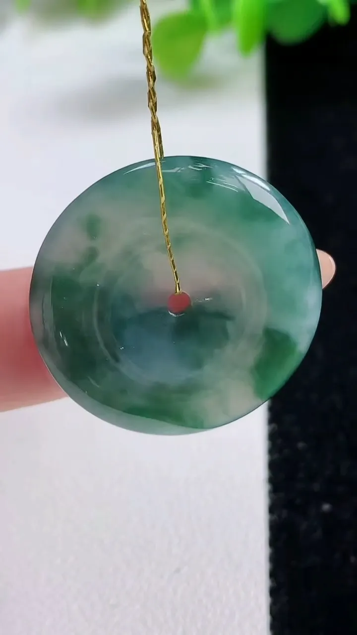 天然A货翡翠冰种飘花平安扣吊坠，尺寸26.4-3.8，重量:5.70g
11月12日