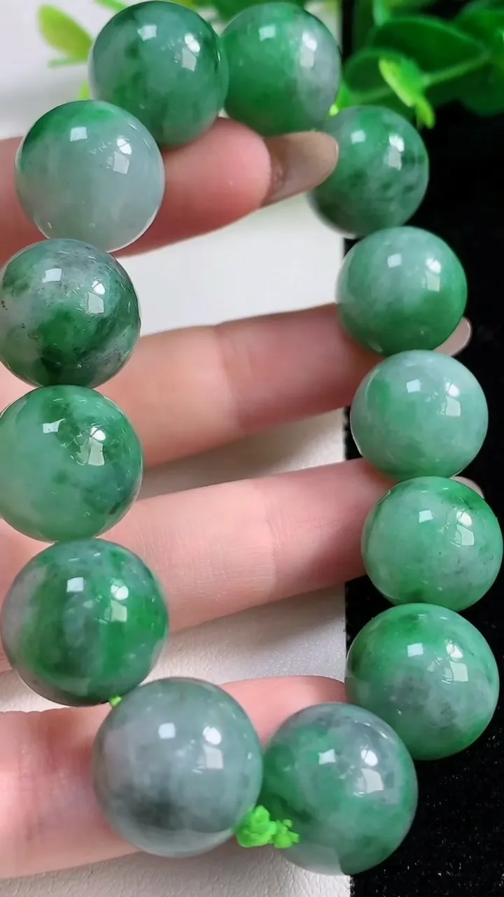天然A货翡翠圆珠手串13颗，尺寸15.2，重量80.26g11月12日
工厂直销收藏佳品,种好水足，色泽均匀，有种有色，上手高大气！