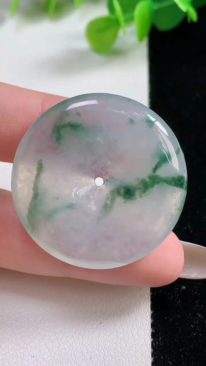 天然A货翡翠冰种飘花平安扣吊坠，尺寸34.7-5.4，重量:13.77g
11月12日