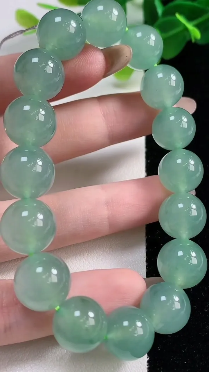 天然A货翡翠圆珠手串16颗，尺寸12.8，重量:55.46g11月12日
工厂直销收藏佳品,种好水足，色泽均匀，有种有色，上手高大气！