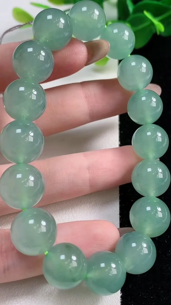 天然A货翡翠圆珠手串16颗，尺寸12.8，重量:55.46g11月12日
工厂直销收藏佳品,种好水足，色泽均匀，有种有色，上手高大气！