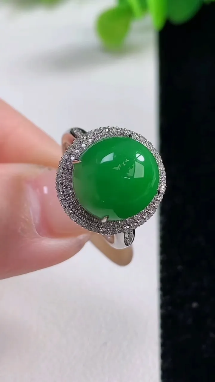 天然A货翡翠蛋面戒指，尺寸17.7-12-11-10.6，重量:4.32g2025年11月12日
工厂直销收藏佳品,种好水足，色泽均匀，有种有色，上手高大气！