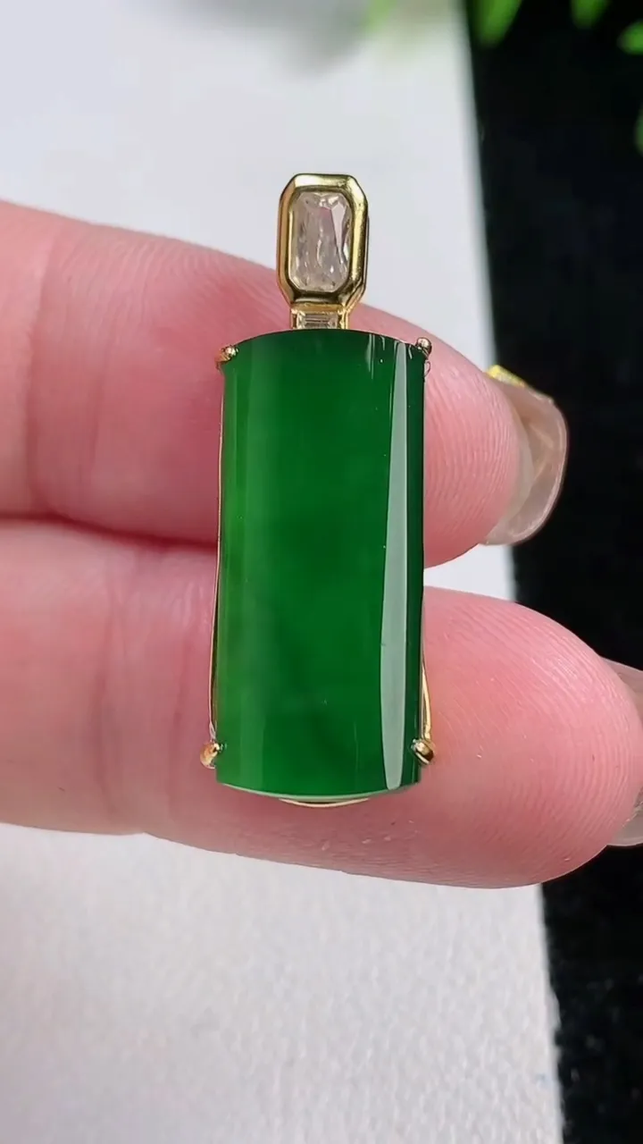 天然A货翡翠无事牌吊坠，尺寸31.7-23.3-10.3-5，重量:2.87g
11月12日