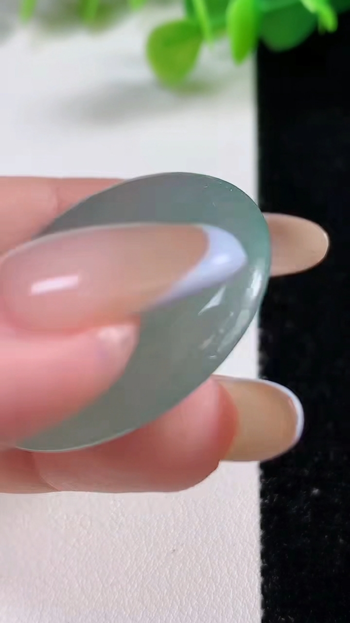 天然A货翡翠平安扣吊坠，尺寸33.8-5.6，重量:14.14g
11月12日