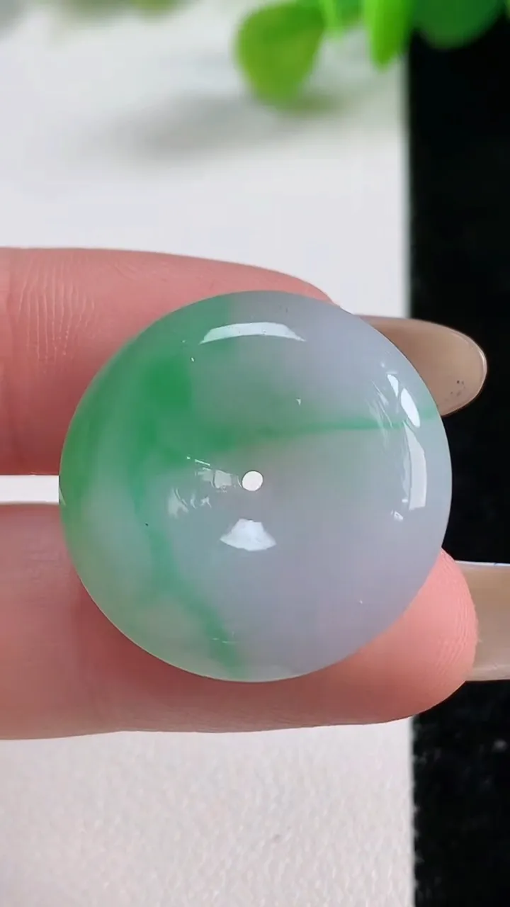 天然A货翡翠平安扣吊坠，尺寸24-5.3，重量:6.24g
11月12日